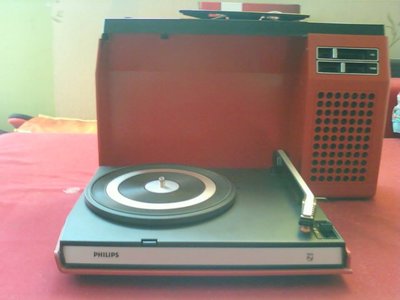 Philips 423 <br />Gramofon ten wyprodukowany koło 1973 roku,<br />Mała waga 2,6 kg - wspaniały na podróż.<br />Zasilany na 6*1,5v lub z sieci. Idealny na kemping.