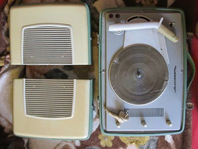 Dueton WG-280 gramofon monofoniczny walizkowy (przenośny) produkowany w Polsce od 1964 roku przez Fonice . Wzmacniacz tego gramofonu oparty jest na dwóch lampach ecl82 i tranzystorze SPS6B. Pokrywa górna składa się z dwóch głośników. Gramofon ten jest dość pokaźnych rozmiarów 440x300x180 i dużej wagi ok. 10 kg . Do odtwarzania dźwięku wykorzystuje wkładki krystaliczne typu uk2, uk3, uk8. Płyty odtwarza z prędkością 33, 45, 78.