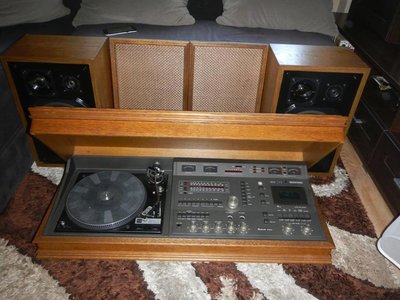 Carnegie 9003<br />Jest to zestaw pochodzący z lat 70/80. Składa się z gramofonu dual 481, magnetofonu, radia. Całość wykonana w drewnie ok. 45 kg z głośnikami.