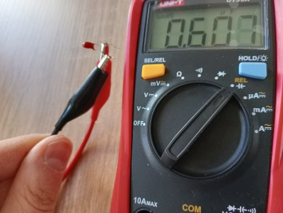 Tantalowy 0,68uf nominalnie. Pomiar wskazał 0,60uf