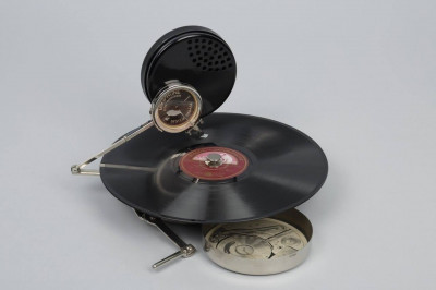 mikiphone_vintage_portable_phonograph_3.jpg