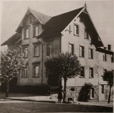 Dom mieszkalny wybudowany w 1900 roku przy ulicy Sommerstrasse w St. Georgen. To tutaj zaczęła się historia Duala. Po prawej stronie budynku widać późniejszą dobudowaną część, która była już właściwą fabryką.