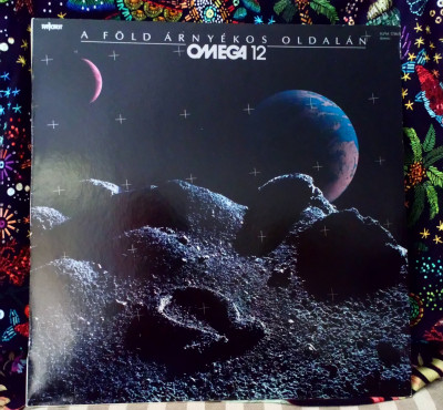 Omega 12. A Föld Árnyékos Oldalán.jpg