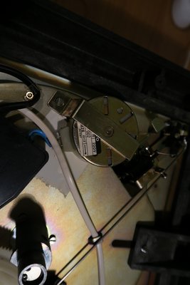 silnik, na osi którego, po podłączeniu wtyczki do gniazdka, wyczuwam mikro drżenia, które są słyszalne w postaci brumu.