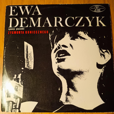 EWA DEMARCZYK ŚPIEWA PISOENKI ZYGMUNTA KONIECZNEGO.jpeg
