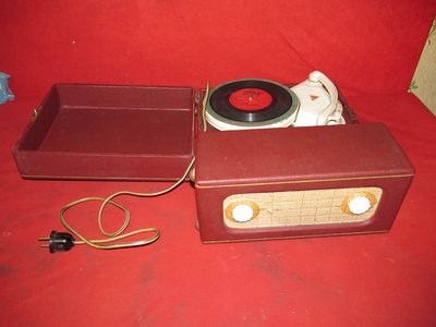 Pierwszy polski gramofon przenośny ze wzmacniaczem Karolinka