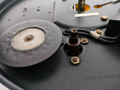 Rolka napędowa pokryta brązowym nalotem