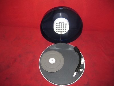 A oto dziwoląg wśród gramofonów wzorowany na filmach science fiction Philips 22 GF 303 UFO z lat 70-tych