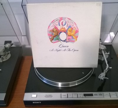 Queen - A Night At The Opera (NL 1975).jpg