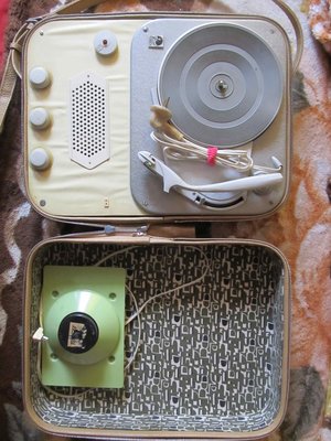 Monoton WG-258 <br />Gramofon produkowany od wczesnych lat 60-tych do połowy lat 70-tych w Polsce przez Fonice.<br />Budowa wzmacniacza oparta na modelu Bambino WG-252 . Gramofon ten jest w kształcie walizki pokrytej skóropodobnym materiałem zamykanej na zamek błyskawiczny. Zawiera jeden głośnik w dołączonej pokrywie. Wykorzystuje wkładki uk3 , uk8