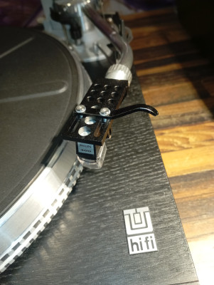 Nowy headshell z wkładką GP400 Philipsa i z eliptyczną igłą.