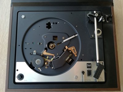 W porównaniu do 1218 część mechanizmów wyrzucono z wewnątrz gramofonu pod talerz