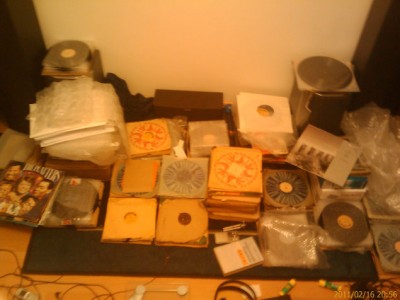 IMAGE_997-2.jpg (65.27 KiB) Przejrzano 1004 razy hmm, podłoga mi się kończy, to generalnie nie wszystko co mam, ale doszedłem do wniosku, że fotografowanie każdej kupki z osobna jest pozbawione sensu<br />jakieś 2 tygodnie temu miałem 360 płyt (mówię tylko o szelakowych), teraz musiałbym policzyć nowe; oprócz losowych winyli (w tym także kilku 10" w kopertach 12" - nie mam niestety jeszcze kopert na winyle 10", a szkoda ): w kartonowych kopertach raczej bez sensu je trzymać) na zdjęciu widać także w głębi po prawej na głośniku 3 płyty decelitowe - wyglądają na niemiłosiernie zjeżdżone, ale ponoć działają - brenda lee i jakieś country - nie wiem co, nie słuchałem, ale lakier nawet się w miarę trzyma), blisko dolnej krawędzi zdjęcia książka o programowaniu odry 1305 w cobolu ((: (ale niestety kiepska, nie skupia się na języku, tylko na nauczaniu ekonomistów programowania w ogóle i różnych niuansów związanych z urządzeniami we/wy w odrze - cobola ciężko się z niej nauczyć /: )