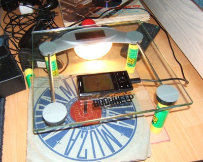 _SCF2784-2.jpg (93.97 KiB) Przejrzano 1435 razy a to "przyrząd" do wykonywania fotografii etykiet, skonstruowany z lampki biurowej, 3 klejów biurowych w sztyfcie, wagi łazienkowej, tektury i telefonu komórkowego (w telefonie zdejmuję tylną część obudowy, dzięki temu odchodzi problem z w miarę brudną szybką do kamery, a tył telefonu staje się płaski i telefon się nie koleboce); płytę będącą fotografowanym obiektem kładę na tych kółkach od myjki knosti (jedno kółko powierzchnią stykającą się z płytą w dół, drugie - to ze szpikulcem - osadzone w tym pierwszym, na wierzch kładę płytę; fotografie robione z samowyzwalaczem ustawionym na 2 sekundy; generalnie robię te fotografie po to, żeby wiedzieć, co mam, i żeby móc spisywać z etykiet szczegółowe dane dyskograficzne; etykiety wychodzą w miarę dobrze, najgorsze są czerwone ze złotymi literami - tutaj trzeba wykonać parę fotografii, i kombinować - ze światłem, bez światła, a może obrócić o 180 stopni itp