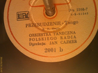 2001-1b.jpg (74.71 KiB) Przejrzano 1418 razy a tutaj ciekawostka - płyta o takim samym numerze katalogowym, zawierająca na stronie B dwie różne piosenki, o zupełnie różnych numerach matrycowych... (str. A identyczna)