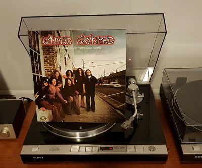 Lynyrd Skynyrd - (Pronounced 'Leh-'nerd 'Skin-'nerd) (EU 2015).jpg