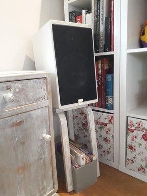 W końcu dodałem organizer, bo od razu rozpoczęły się domowe zawody w slalomie pomiędzy kolumnami... Przybity zszywaczem tapicerskim poprawił sztywność i nie da się już przecisnąć
