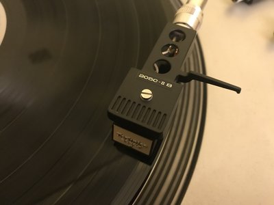 komplementarny headshell Technics SH-98 sygnowany modelem wkładki