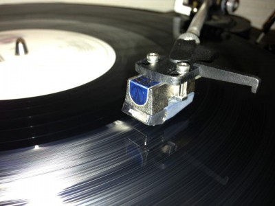 A do faktycznego słuchania muzy mam DUAL CS 503-1 Audiophile Concept z wkładką Audio-Technica AT-15Ea którą o dziwo udało się wyregulować na ultra lekkim ramieniu i gra całkiem ładnie