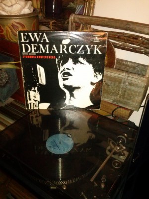 Ewa Demarczyk - śpiewa piosenki Zygmunta....jpg