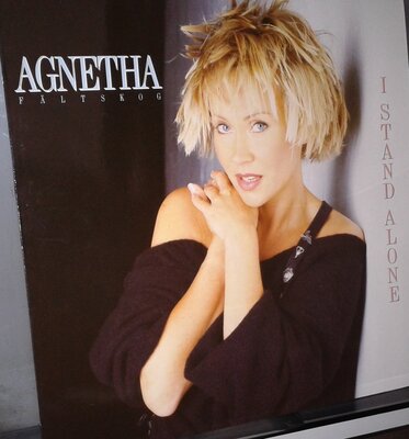 agnetha i stand.jpg