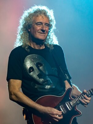 Brian_May_2017_Guitar_Cropped.jpg