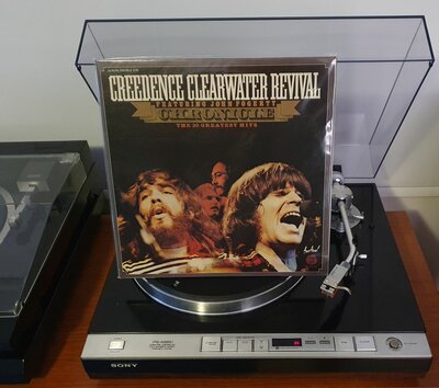 Creedence Clearwater Revival Featuring  John Fogerty - Chronicle - The 20 Greatest Hits (FR 1976).jpg