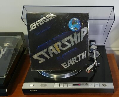 Jefferson Starship - Earth (UK 1978).jpg