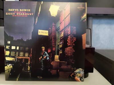 David Bowie - The Rise And Fall Of Ziggy Stardust And The Spiders From Mars.jpg