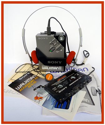 Walkman Sony WM-2 (1981 r. Made in Japan) + pełny kolekcjonerski zestaw (słuchawki, uchwyt, kaseta, broszury)