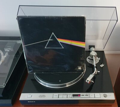Pink Floyd – The Dark Side Of The Moon (UK 1973).jpg